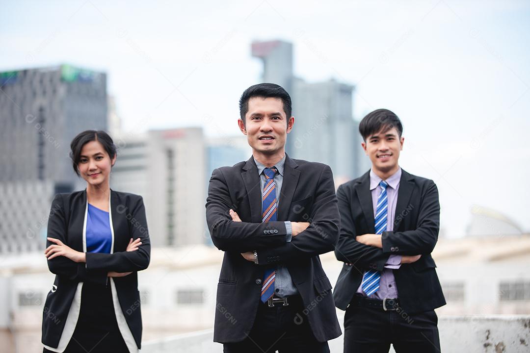 Grupo de empresários com líder empresário comemorando sucesso e sorrindo