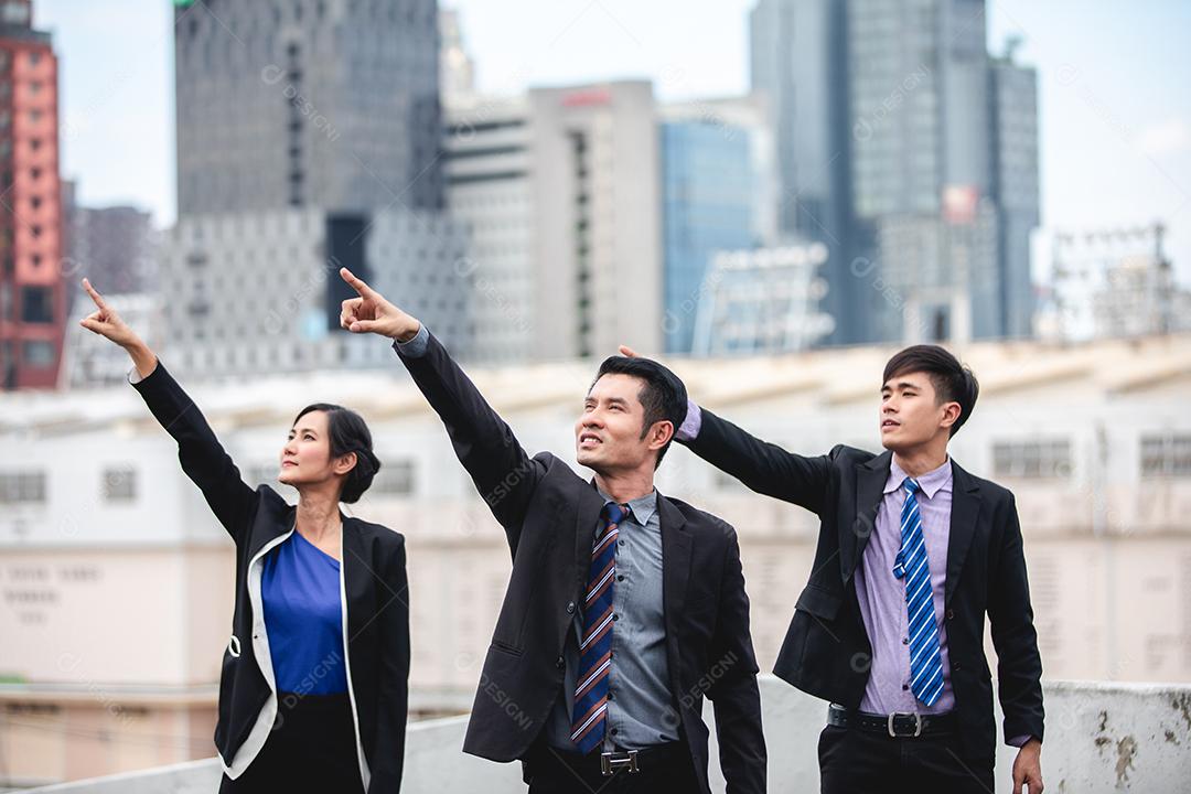 sorrindo feliz empresário e empresárias comemorando sucesso Achievement Arm levantado e mostrar o polegar para cima conceito