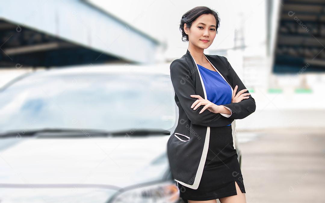 Mulheres estressadas e sentadas após uma avaria de carro com triângulo vermelho de um carro na estrada