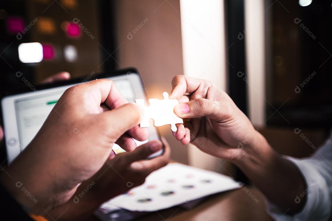 Empresários segurando quebra-cabeça, soluções de negócios para trabalho em equipe bem-sucedido, conceito de unidade de construção de equipe