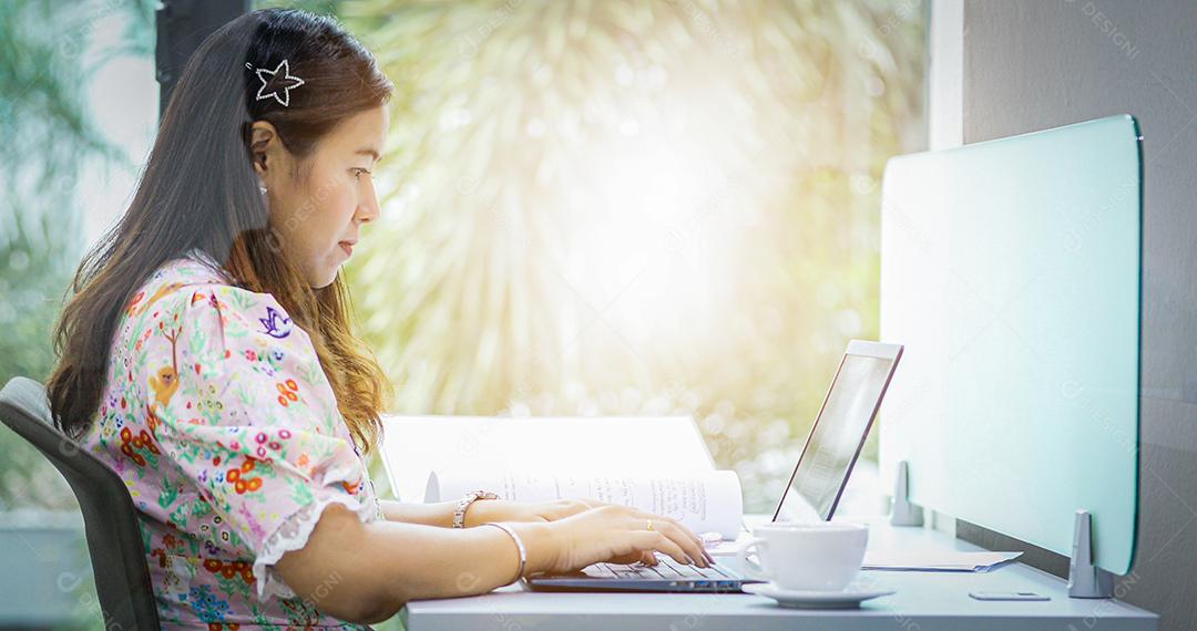 Mulheres de negócios asiáticos usando notebook para trabalhar e beber café