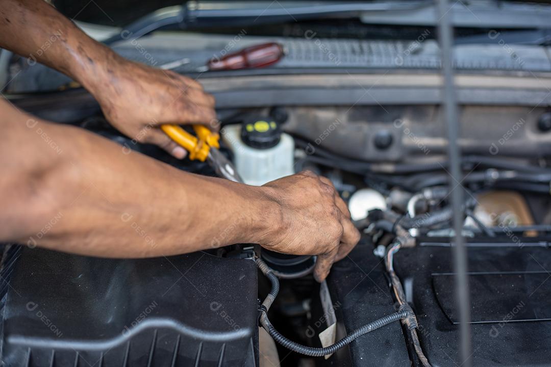 Mãos de engenharia e mecânico de automóveis, reparando o carro