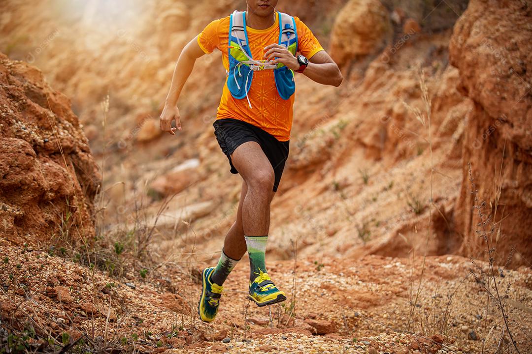 Um homem corredor de trilha. e pés de atleta usando sapatos esportivos para trilha na floresta