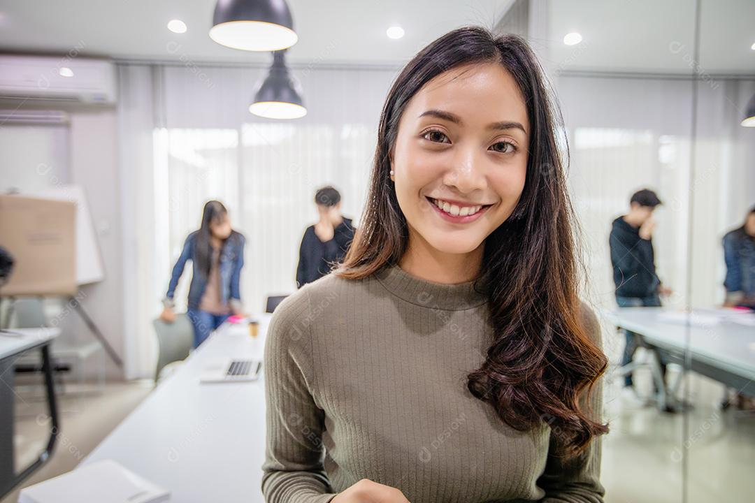 Mulheres asiáticas Estudantes Sorriam e se divertem usando smartphone e tablet Também ajuda a compartilhar ideias no trabalho e no projeto.