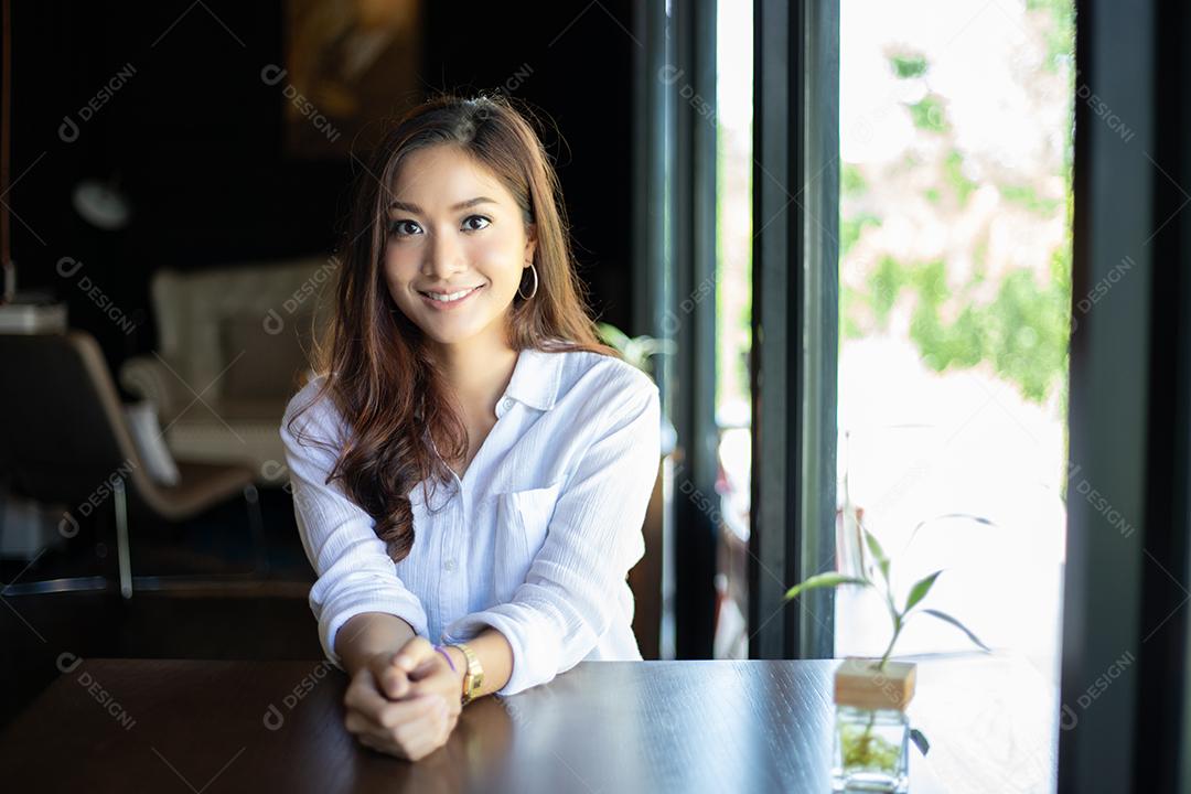 Mulheres asiáticas sorrindo com sorriso perfeito no café para relaxar