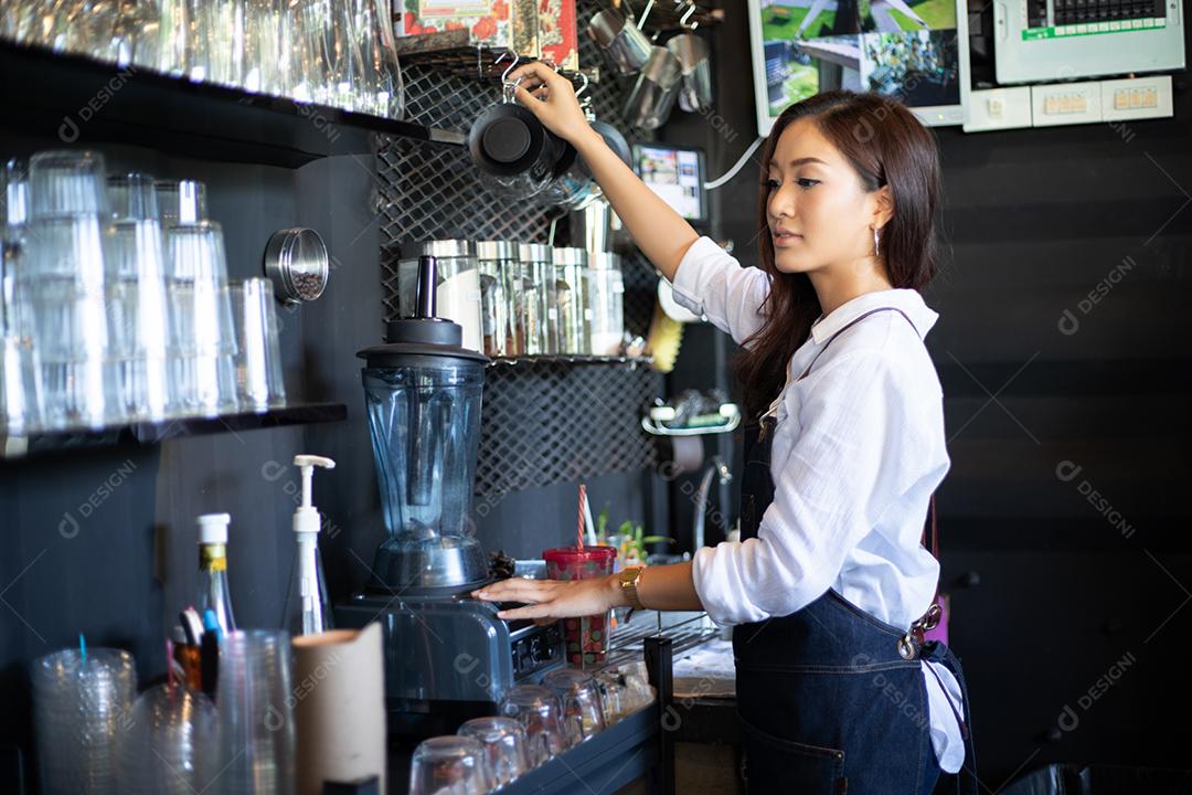 Mulheres asiáticas Barista sorrindo e usando máquina de café no balcão da cafeteria - Mulher trabalhadora, proprietária de pequenas empresas, comida e bebida conceito de café