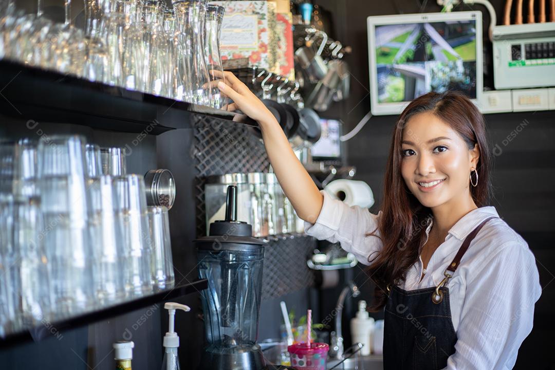 Mulheres asiáticas Barista sorrindo e usando máquina de café no balcão da cafeteria - Mulher trabalhadora, proprietária de pequenas empresas, comida e bebida conceito de café