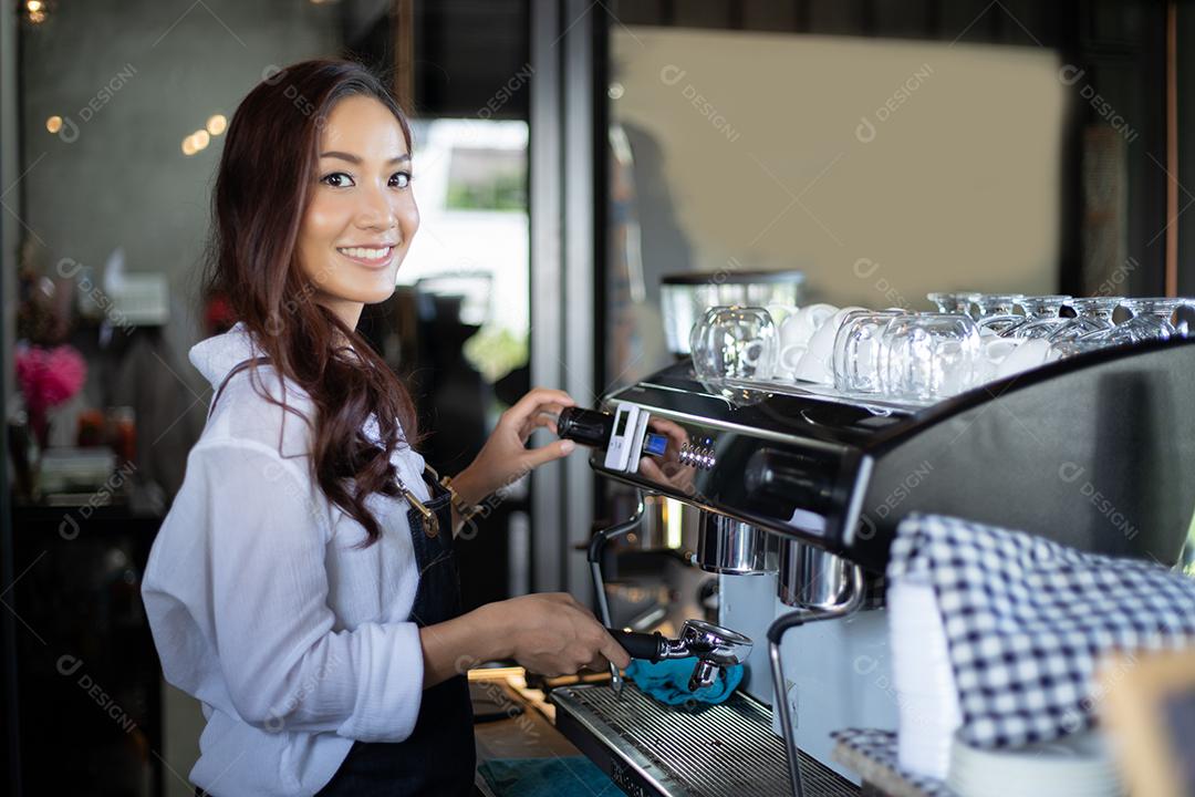 Mulheres asiáticas Barista sorrindo e usando máquina de café no balcão da cafeteria - Mulher trabalhadora, proprietária de pequenas empresas, comida e bebida conceito de café