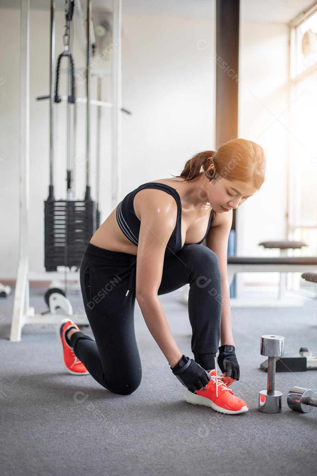 mulheres asiáticas amarrando cadarços de sapato. mulheres fitness se preparando para se envolver na academia
