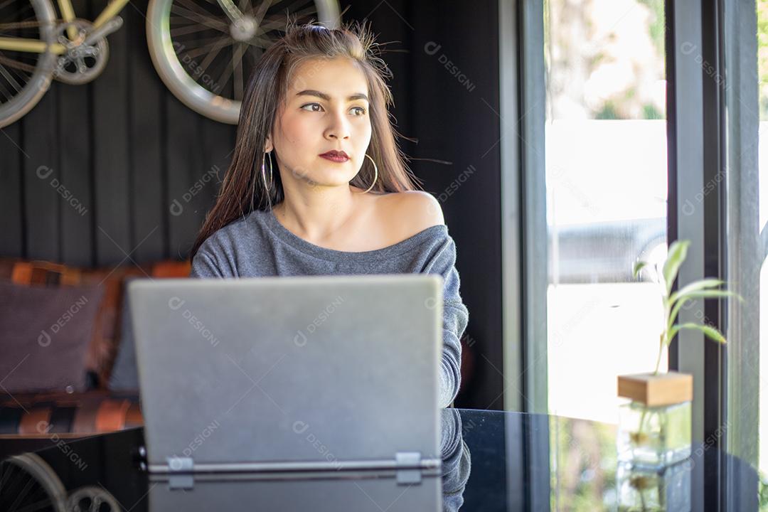 Mulheres de negócios asiáticas usando notebook trabalhando e discussão do importante contrato no escritório