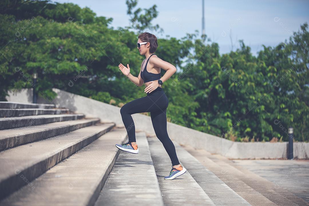 Mulheres asiáticas correndo e correndo durante a corrida ao ar livre na cidade