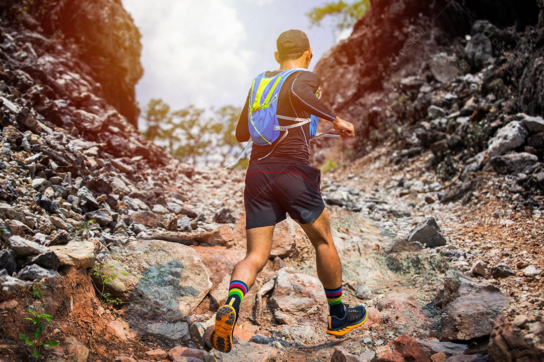 Um homem Runner of Trail e pés de atleta usando sapatos esportivos para trilha na floresta