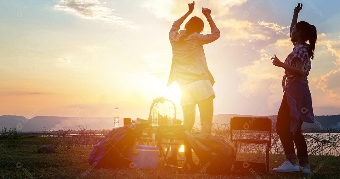 Grupo asiático de jovens com amigos e mochilas caminhando juntos e amigos felizes estão tirando fotos e selfies, relaxe o tempo em viagens de conceito de férias