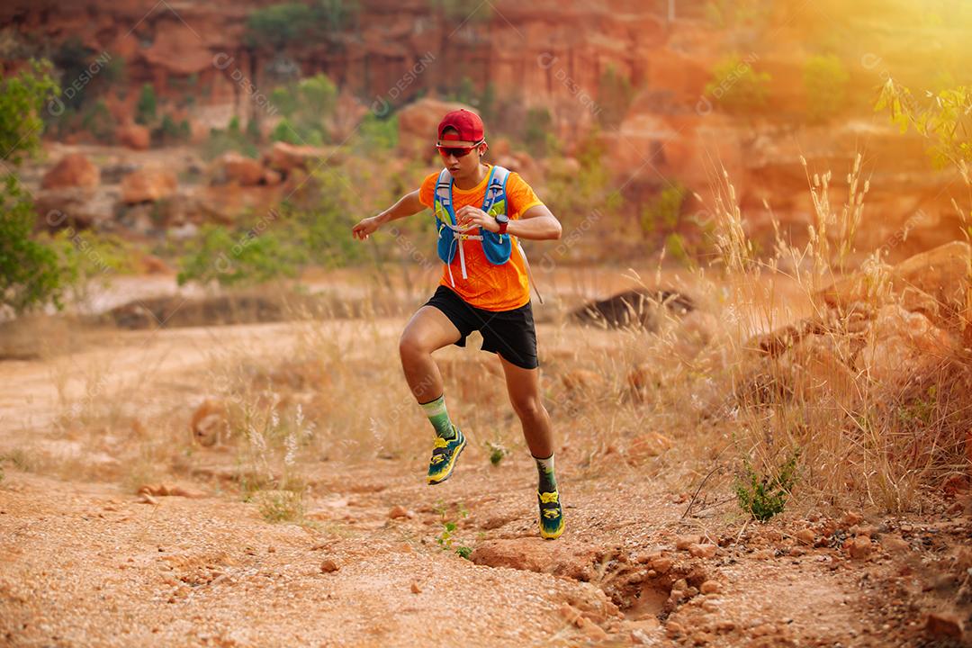 Um homem Runner of Trail e pés de atleta usando sapatos esportivos para trilha na floresta