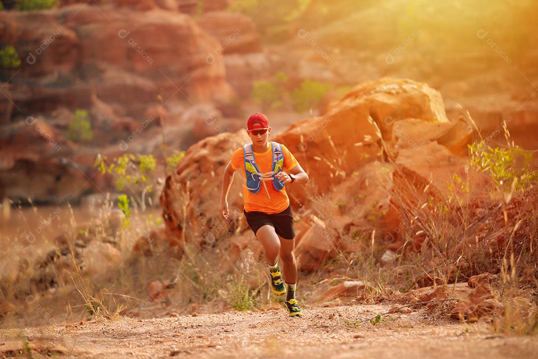 Um homem Runner of Trail e pés de atleta usando sapatos esportivos para trilha na floresta