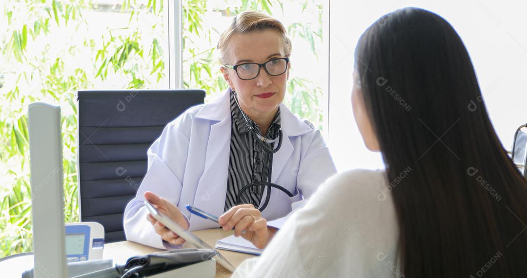 Médico reunido e explicando medicação para paciente mulher em seu escritório em hospitais