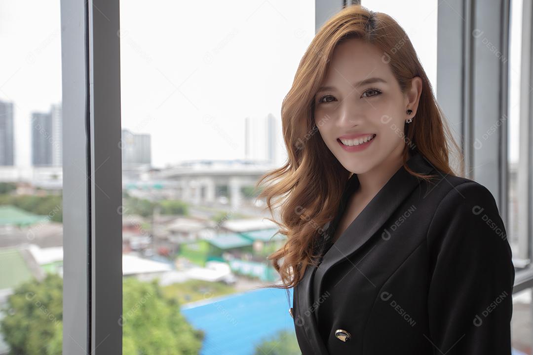 Mulheres de negócios asiáticos e grupo usando notebook para reuniões e mulheres de negócios sorrindo felizes por trabalhar