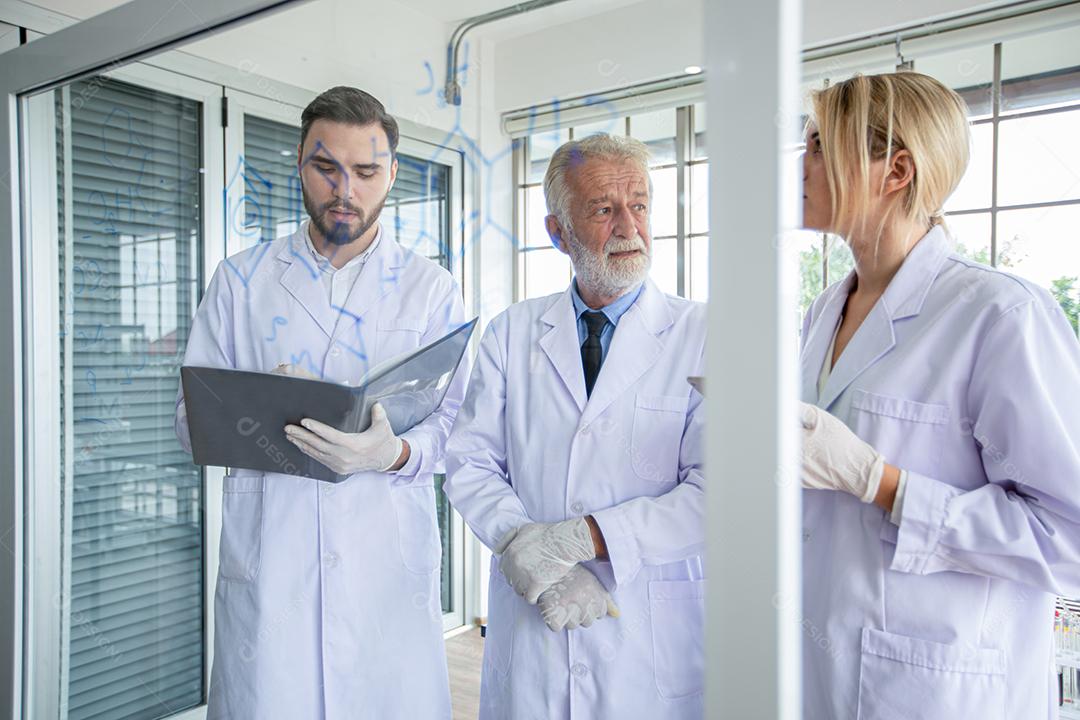 Pesquisa médica e cientistas estão trabalhando com um microscópio e um tablet e tubos de ensaio, micropipeta e resultados de análise em um laboratório.