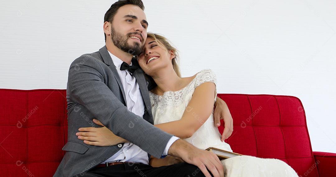 Os amantes dão flores para a noiva e se beijam felizes e o casal adora ficar no estúdio de casamento