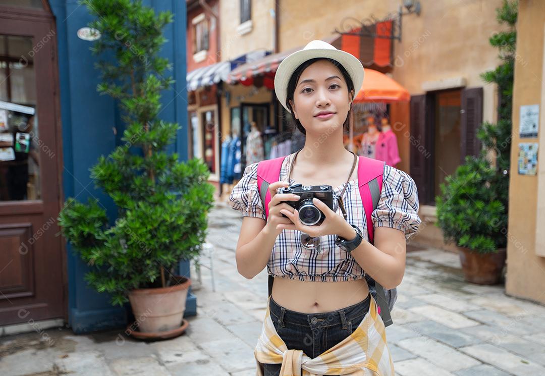 Mochilas de mulheres asiáticas caminhando juntas e felizes estão tirando fotos e selfie Relaxe o tempo em viagens de férias