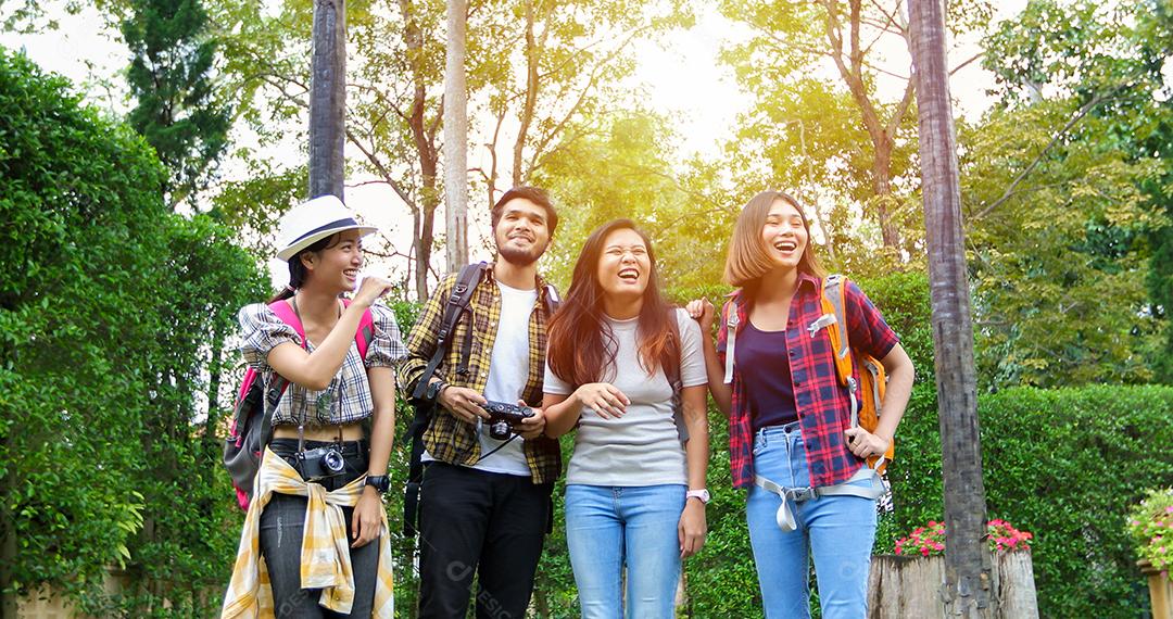 Grupo asiático de jovens com mochilas de amigos caminhando juntos e amigos felizes estão tirando fotos e selfie Relaxe o tempo em viagens de férias