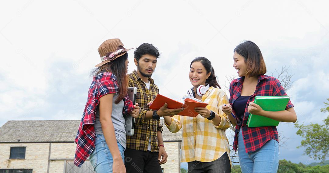 Alunos do Grupo Sorriam e se divertem Também ajuda a compartilhar ideias no trabalho e no projeto. E também reveja o livro antes do exame ao ar livre no jardim.