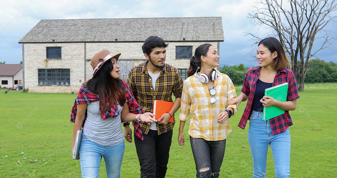 Alunos do Grupo Sorriam e se divertem Também ajuda a compartilhar ideias no trabalho e no projeto. E também reveja o livro antes do exame ao ar livre no jardim.