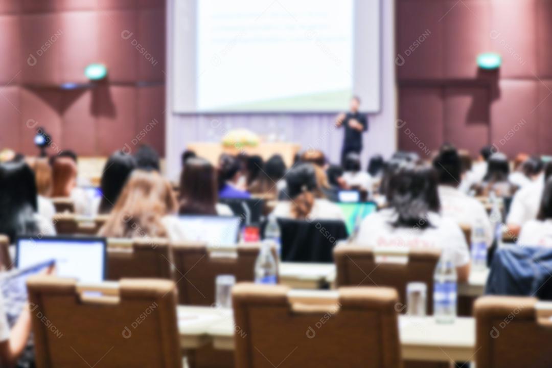 Fundo desfocado abstrato do seminário de funcionários e equipes de trabalho em equipe de desfocagem trabalhando em reunião na sala de conferências com tela de projetor.