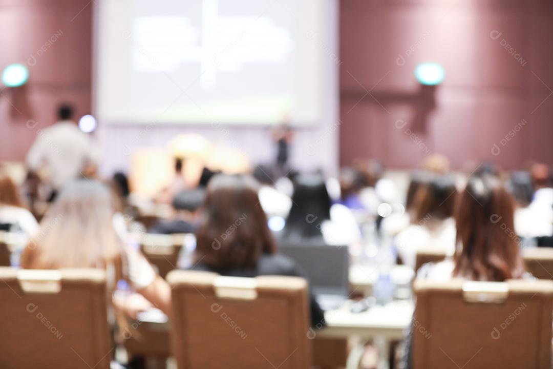 Fundo desfocado abstrato do seminário de funcionários e equipes de trabalho em equipe de desfocagem trabalhando em reunião na sala de conferências com tela de projetor.