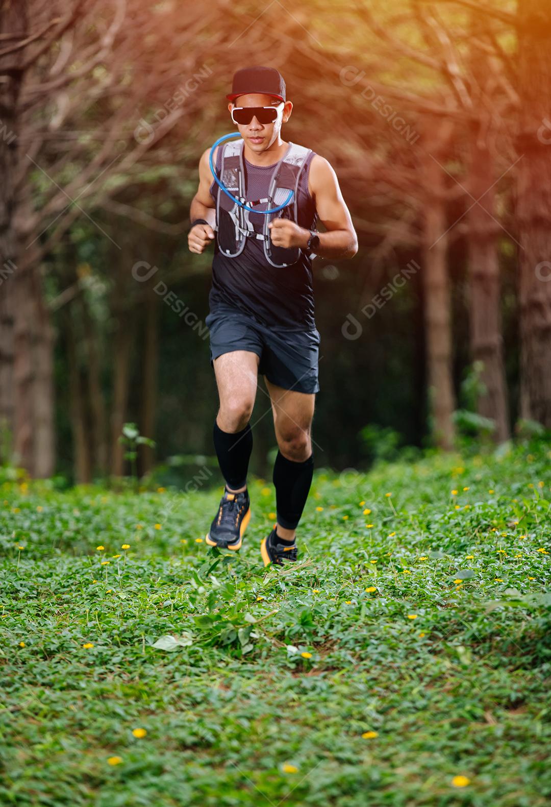 Um homem Runner of Trail e pés de atleta usando sapatos cpara trilha na floresta