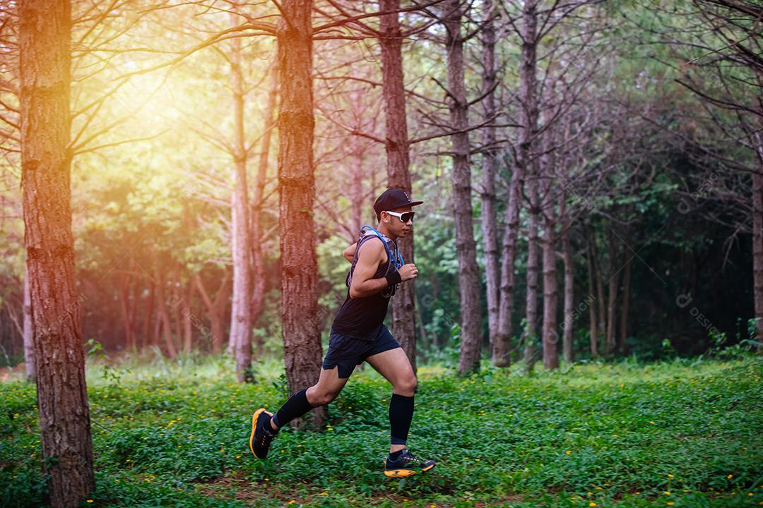 Um homem Runner of Trail e pés de atleta usando sapatos cpara trilha na floresta