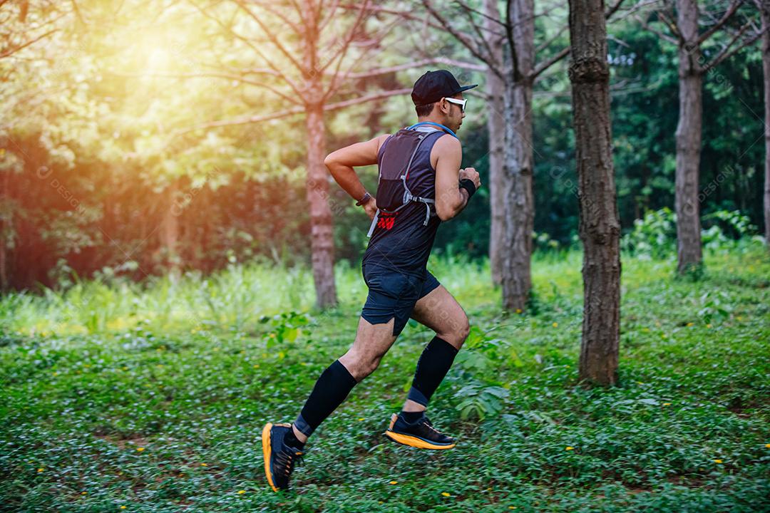 Um homem Runner of Trail e pés de atleta usando sapatos cpara trilha na floresta