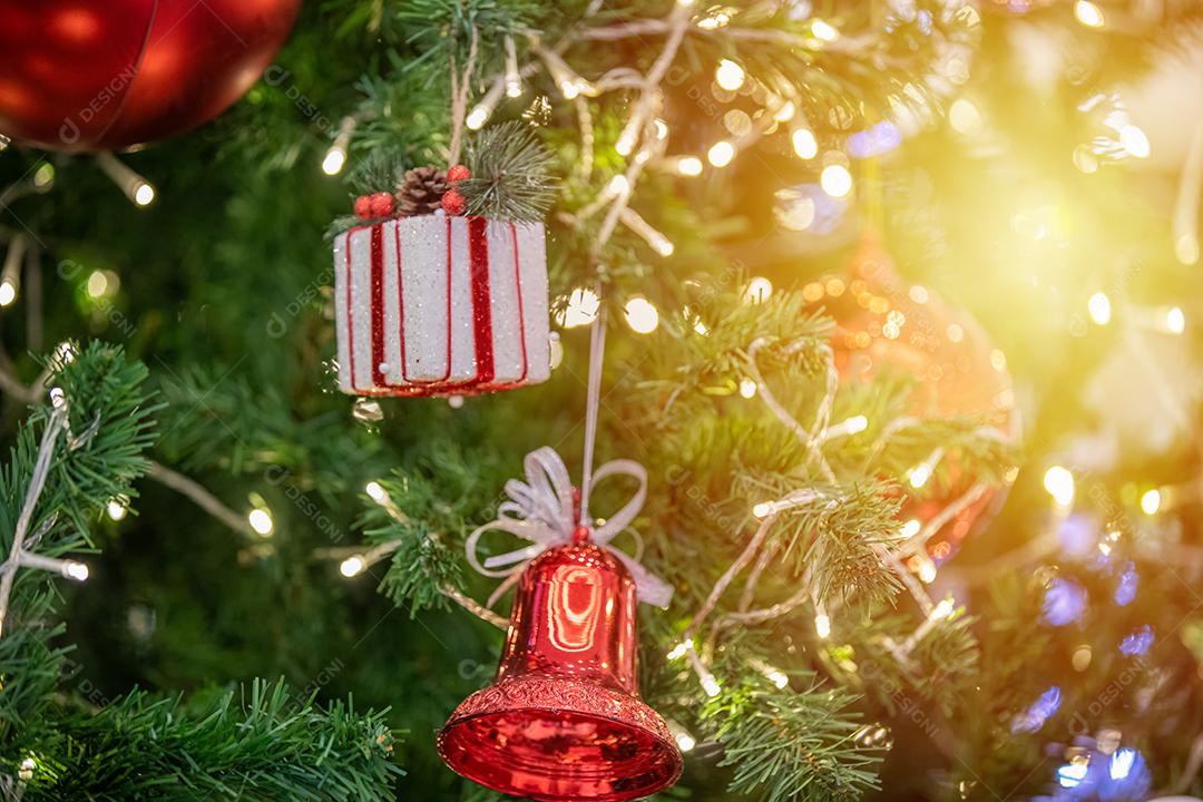 Feliz ano novo e ornamentos na árvore de Natal com caixa de presente, foco turva e suave