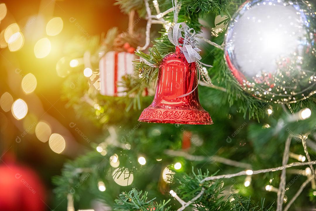Feliz ano novo e ornamentos na árvore de Natal com caixa de presente, foco turva e suave