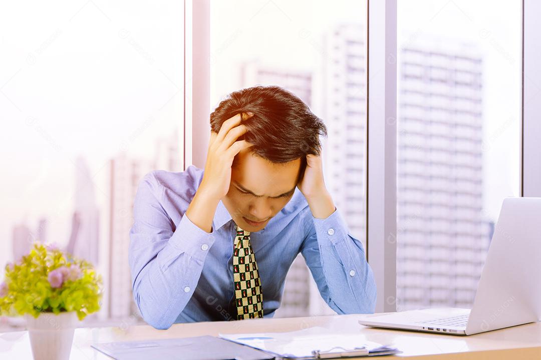 Homem de negócios asiáticos sério sobre o trabalho feito até a dor de cabeça, foco suave