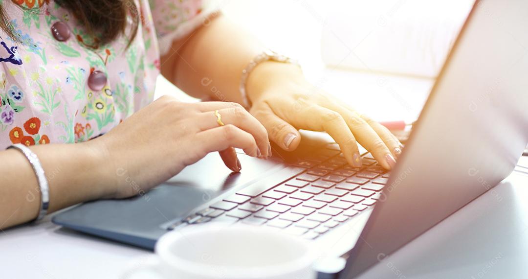 Mulheres de negócios asiáticos usando notebook para trabalhar