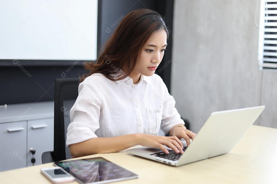 Mulheres de negócios asiáticos usando notebook e sério e dor de cabeça para trabalhar