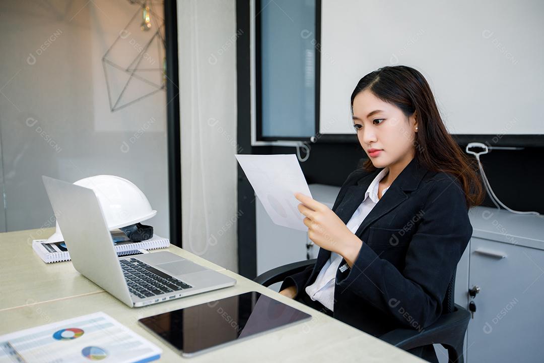 Mulheres de negócios asiáticos usando notebook e sério e dor de cabeça para trabalhar