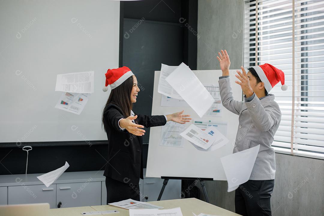 Empresários e empresárias asiáticos Sucesso e conceito vencedor - equipe feliz com mãos levantadas celebrando o avanço e as conquistas