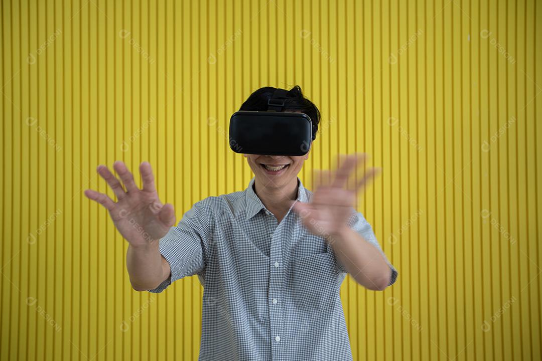 Homem asiático sênior usando tablet e simulador de realidade virtual jogando na sala de estar e se sentindo feliz. Estilo de vida família sênior em casa conceito.