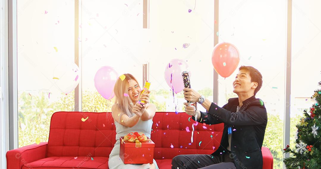 Amante de casal asiático está dando uma caixa de presente com presente de Natal no feriado de Natal e feliz ano novo empada