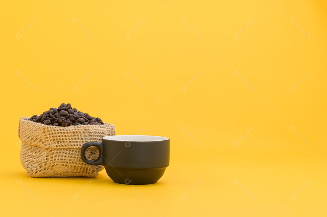 Canecas de café e grãos de café, bebidas energéticas