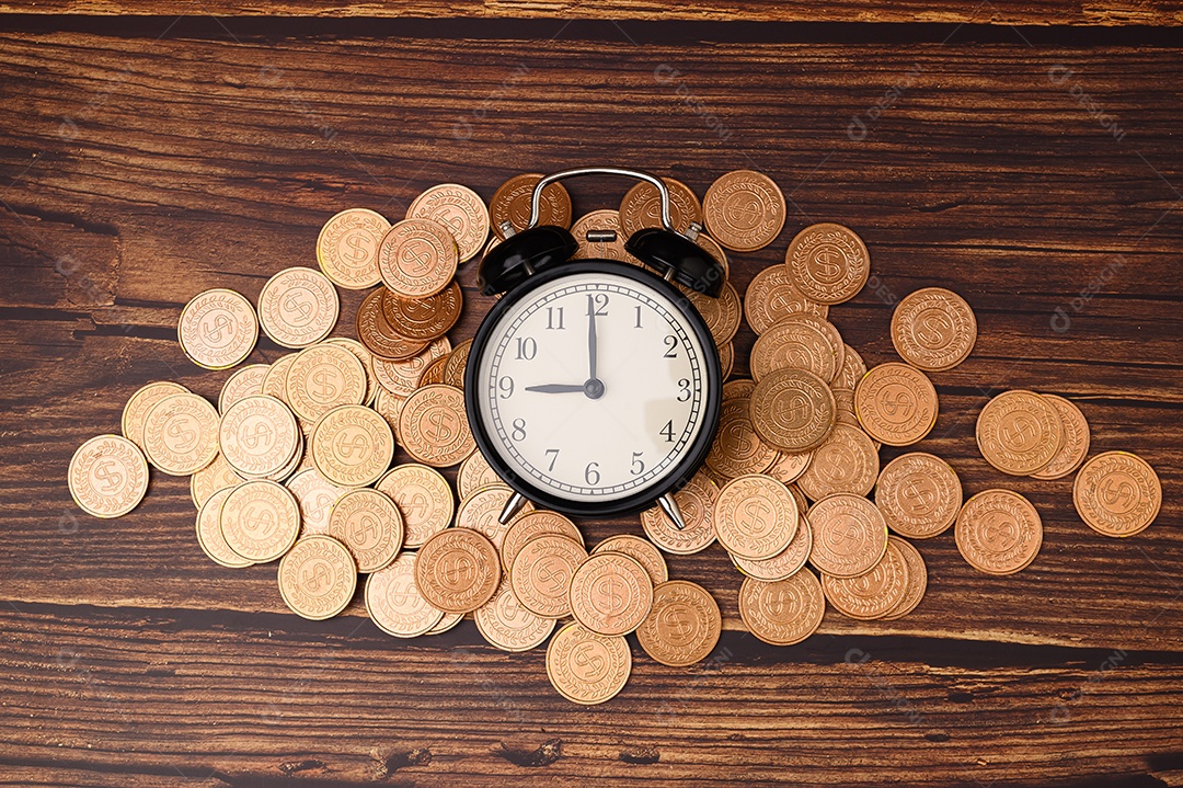 Finanças de negócios e economia de investimento em dinheiro, pilha de moedas de dinheiro