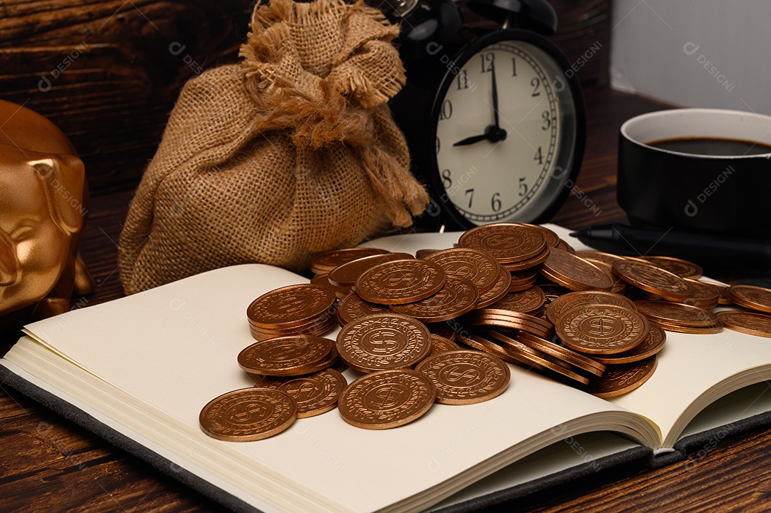 Finanças de negócios e economia de investimento em dinheiro, pilha de moedas de dinheiro