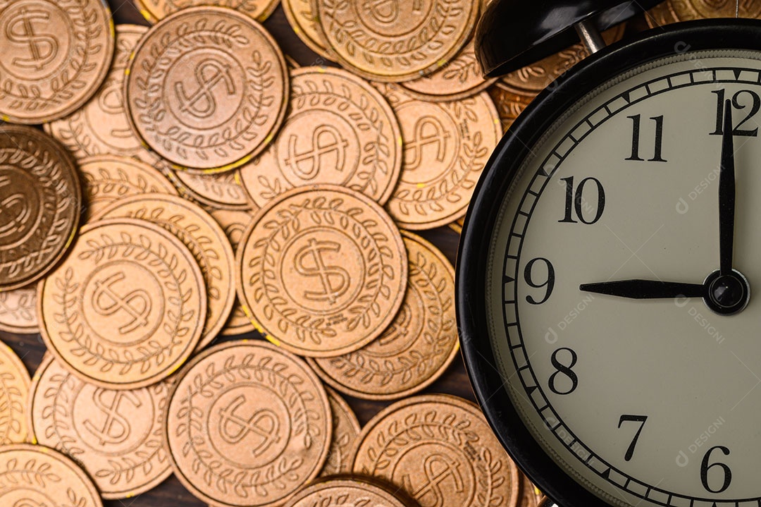 Finanças de negócios e economia de investimento em dinheiro, pilha de moedas de dinheiro