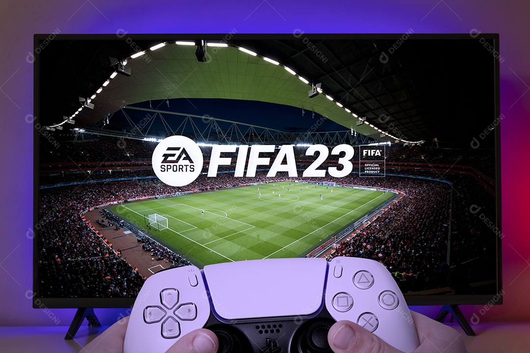 Garoto joga FIFA 23 com controle do Playstation 5 São Paulo, Brasil.