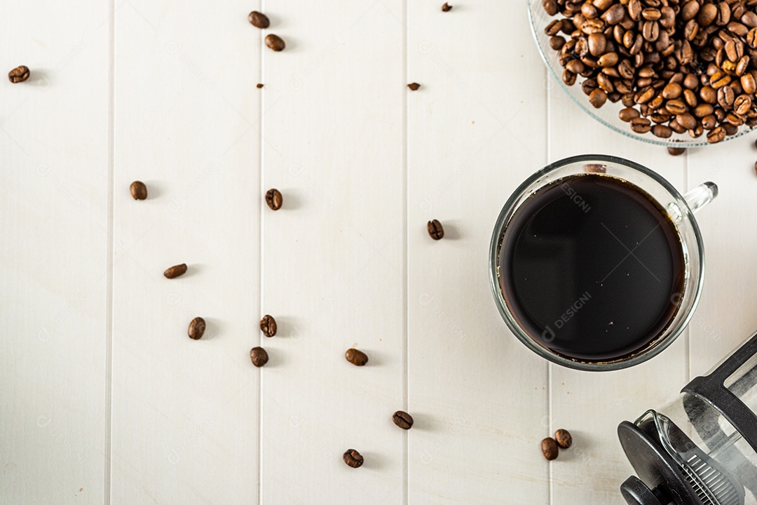 vista superior café preto e fundo de feijão