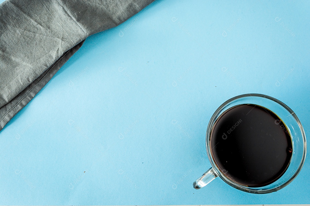 café preto e pano cinza sobre pano de fundo azul