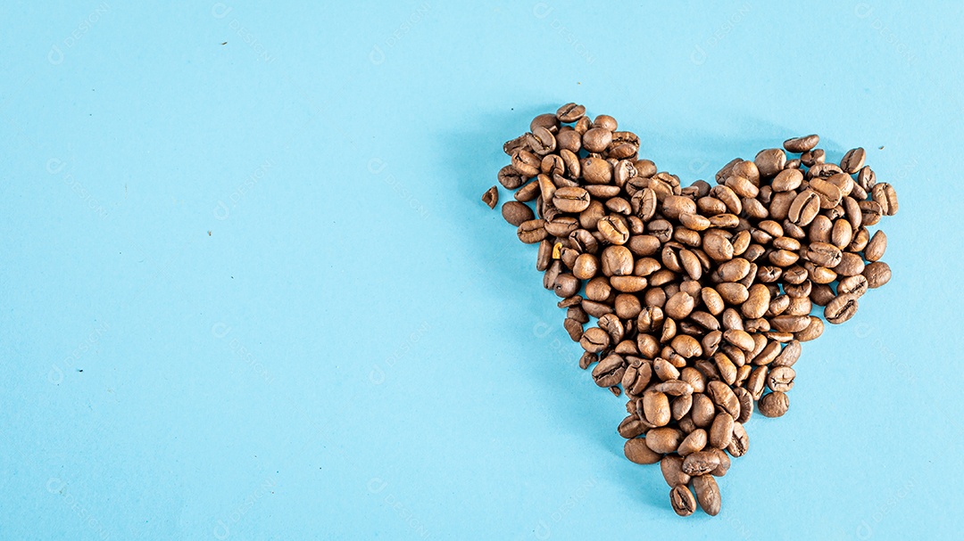 coração feito de grãos de café