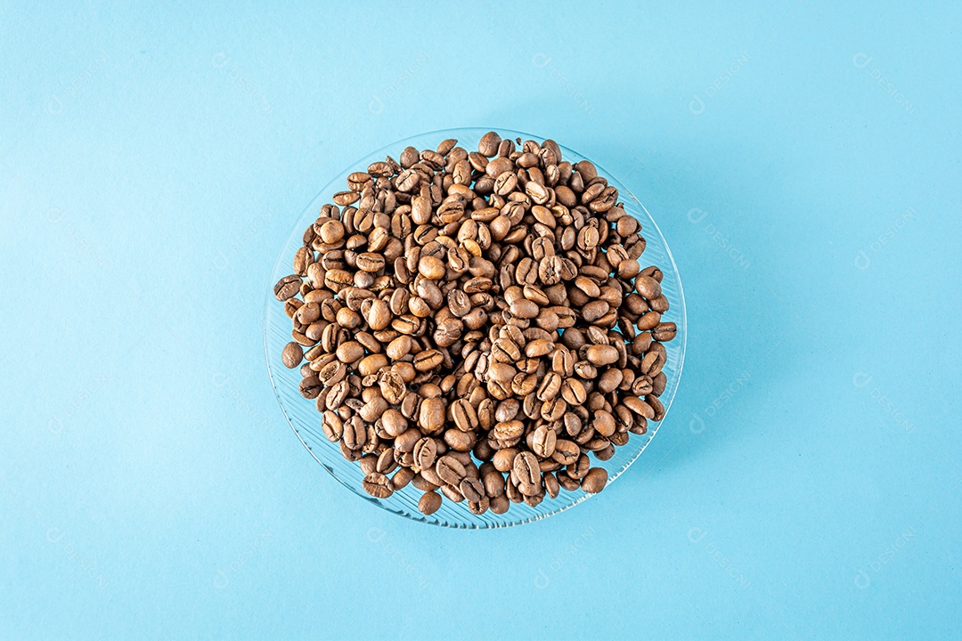 pilha de grãos de café sobre o pano de fundo azul